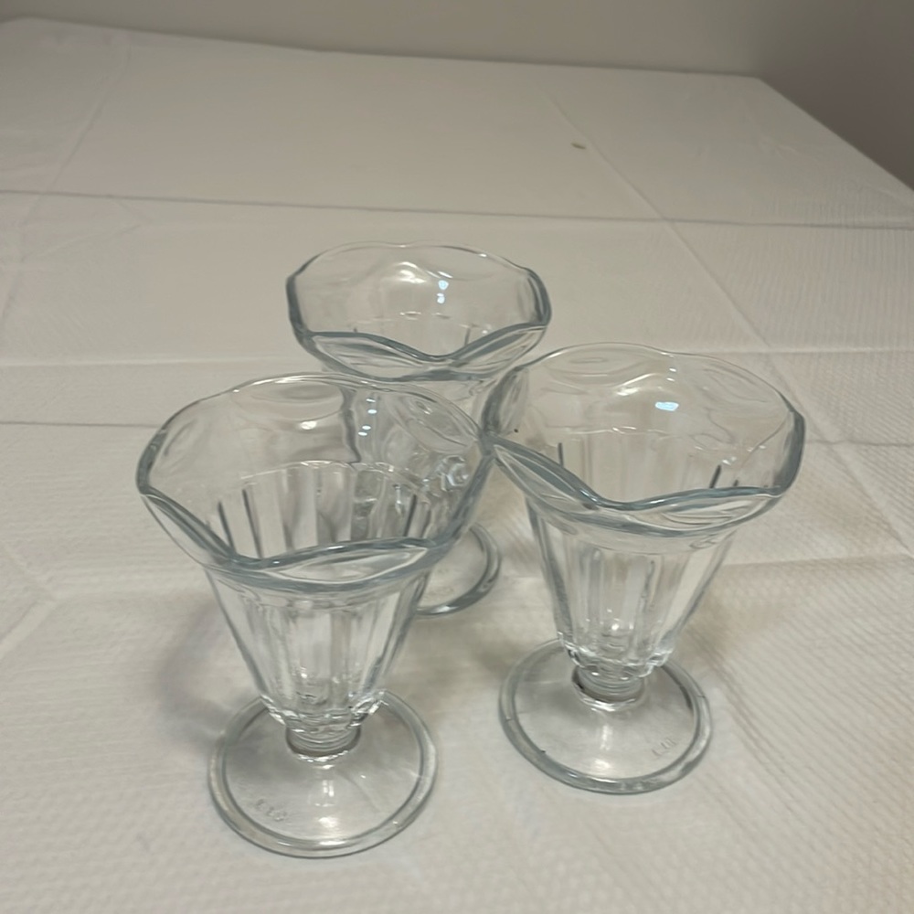 Set of 3 Vintage Anchor Hocking Tulip shaped Dessert   Ice Cream Sundae Glasses